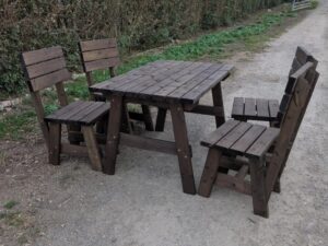 Brown wooden picnic table with chairs – 4ft long