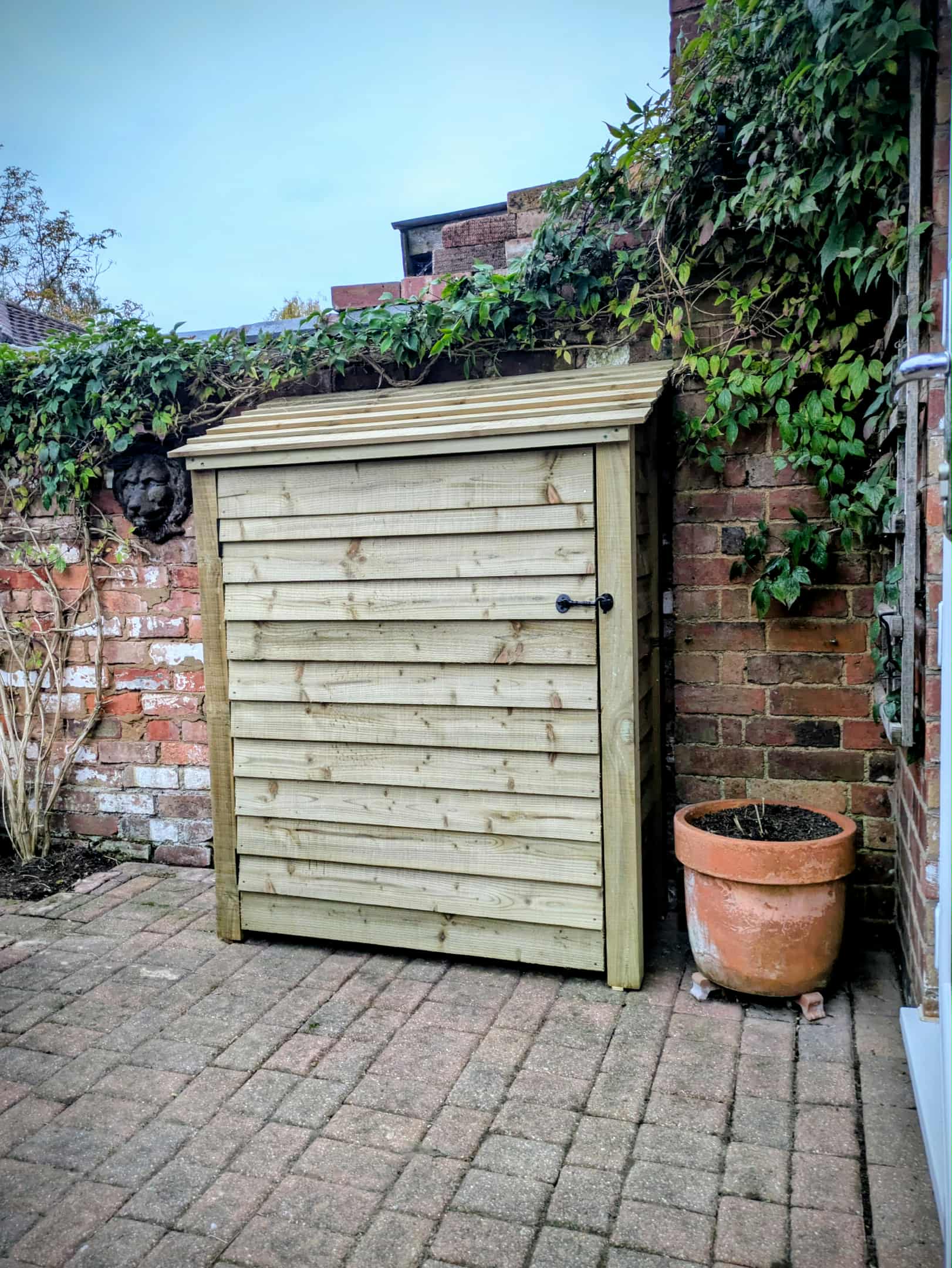 4ft compact log store with closed door