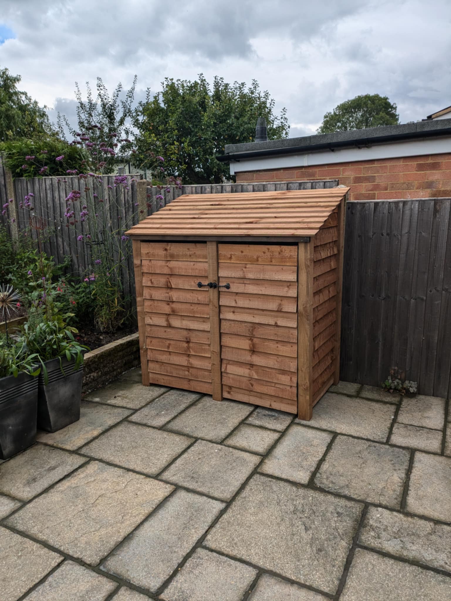5ft log store Breinton with doors closed