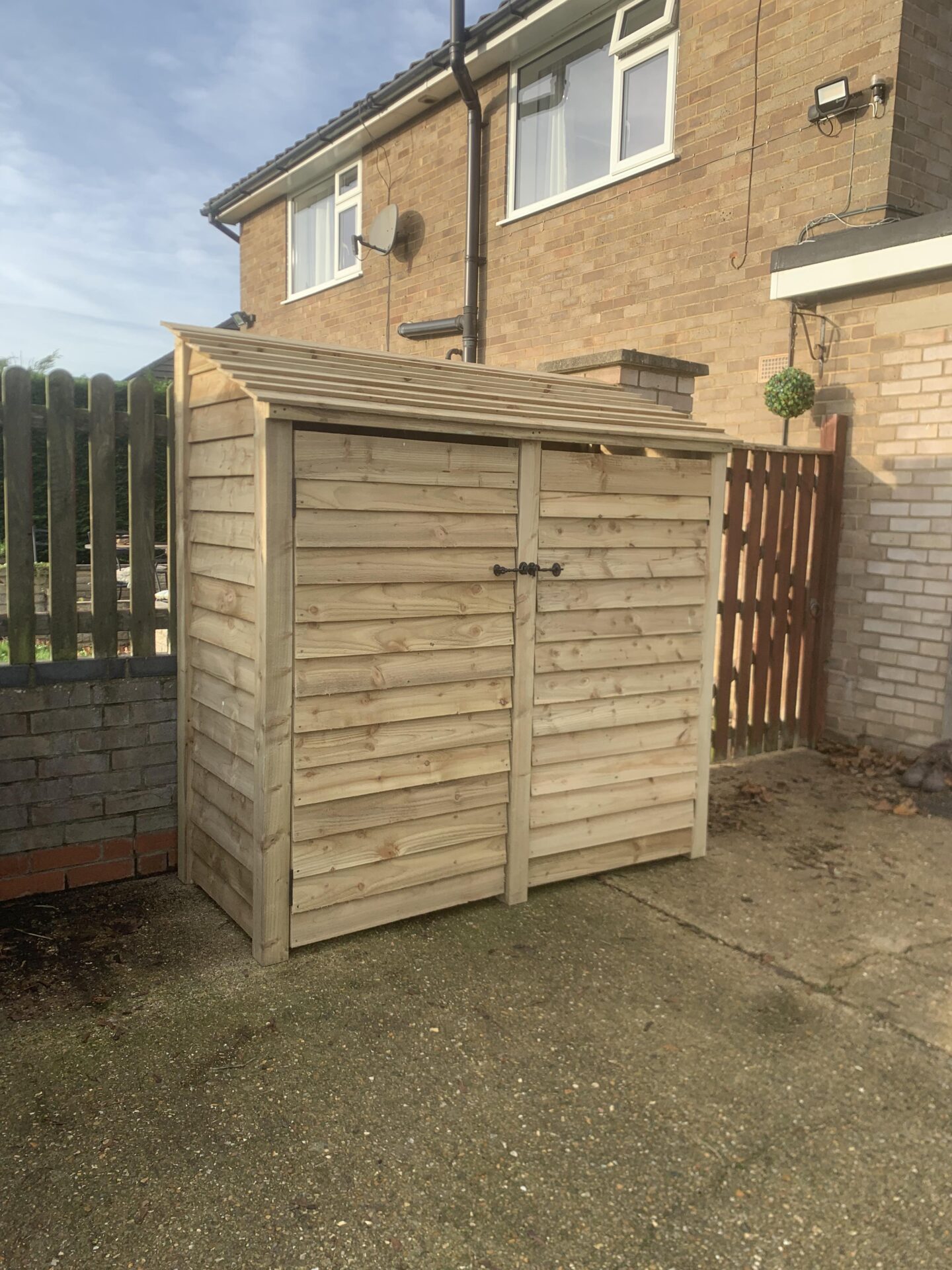 6ft log store with closed doors