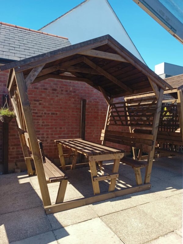 6 seater covered picnic pod with featheredge roof and fixed table
